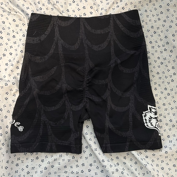 Dark sport booty scrunch shorts - Picture 2 of 5